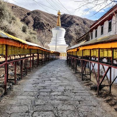 A street of prayers

#china #tibet #monastery #landscape #prayer #mountains