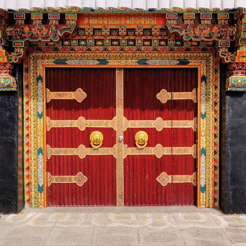 Yet another beautiful Tibetan door

#china #tibet #door #colorful #red