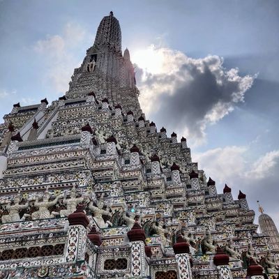 The sad thing about phone cameras, is that imperfections usually appear when facing the sunlight

#thailand #bangkok #temple #watarun #sunlight #clouds
