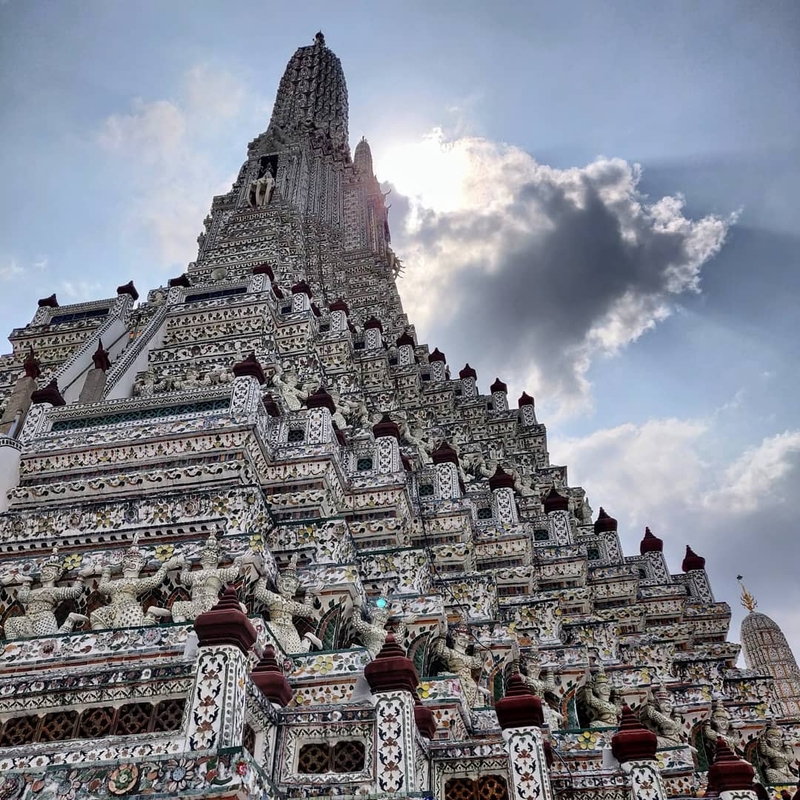 The sad thing about phone cameras, is that imperfections usually appear when facing the sunlight

#thailand #bangkok #temple #watarun #sunlight #clouds