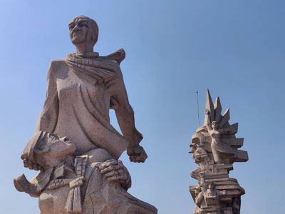 That's a pretty solid war monument in my opinion

#vietnam #monument #history #war #statue #stone