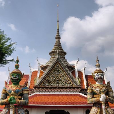 Two guardians

#thailand #bangkok #temple #watarun #colorful #architecture