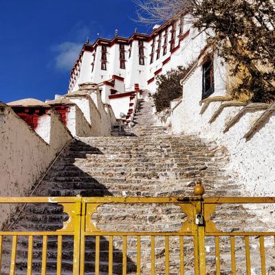 You sometimes wish to enter where you cannot

#china #tibet #colorful #monastery #architecture #palace