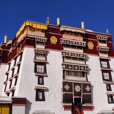 This used to be the winter living quarters of Dalai Lamas

#china #tibet #monastery #palace #dalailama #architecture